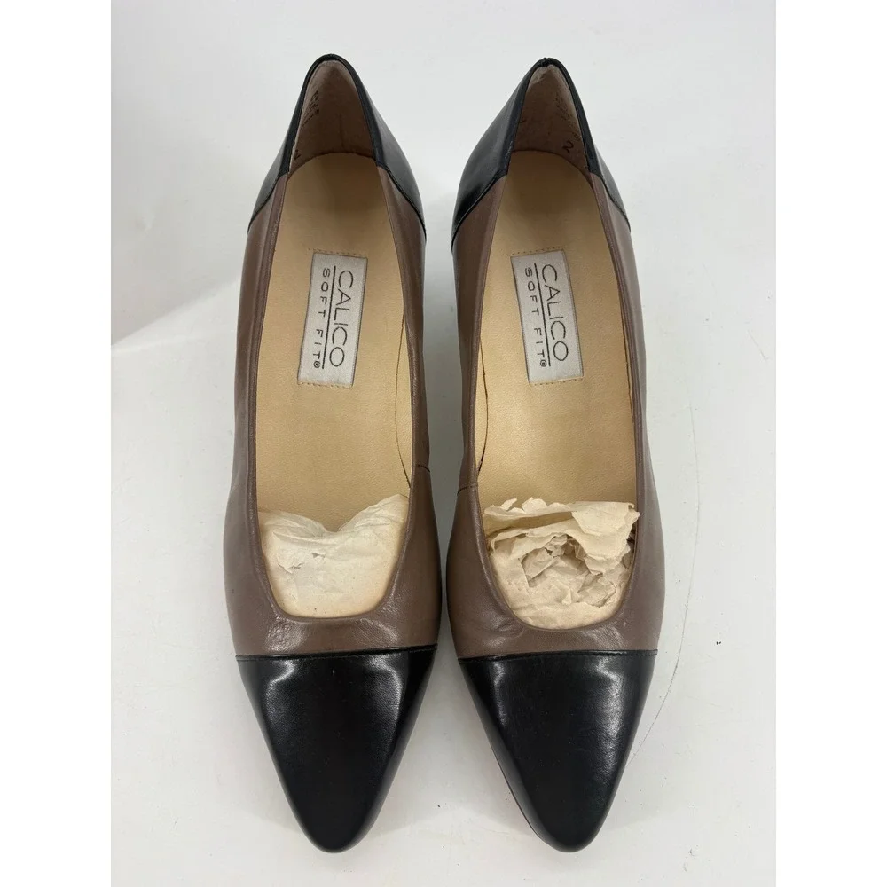Calico Soft Fit Pumps 8.5 M Tribute Brown Black Leather Cap Toe Kitten Heel